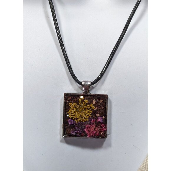 Handmade Pressed Flower And Glitter Under Resin Pendant Necklace - Picture 4 of 5